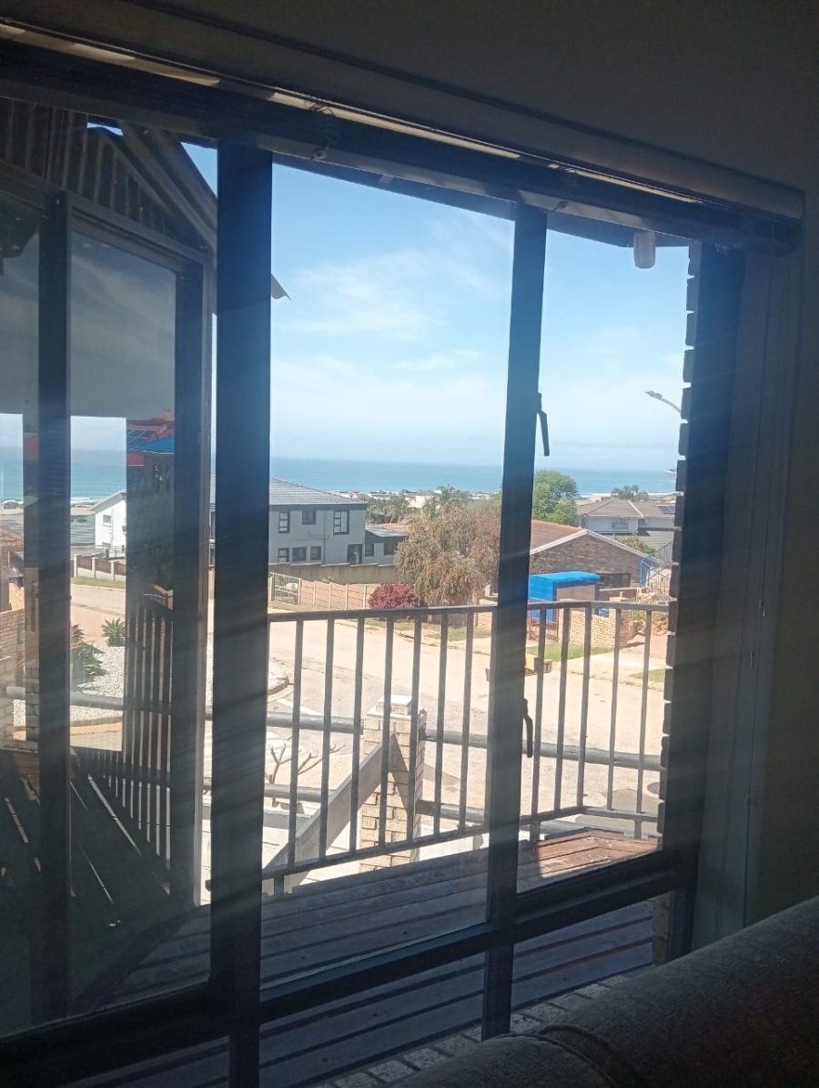 To Let 3 Bedroom Property for Rent in Wavecrest Eastern Cape